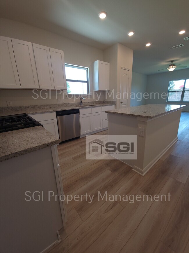 Foto del edificio - Incredible, New Construction Townhome loca...