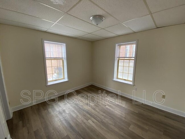 Building Photo - 5 Center Square