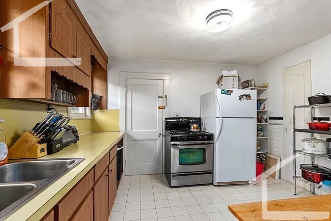 Building Photo - 8/1 Huge 3BR near Green Line w/EIK, pantry, yard, dining room