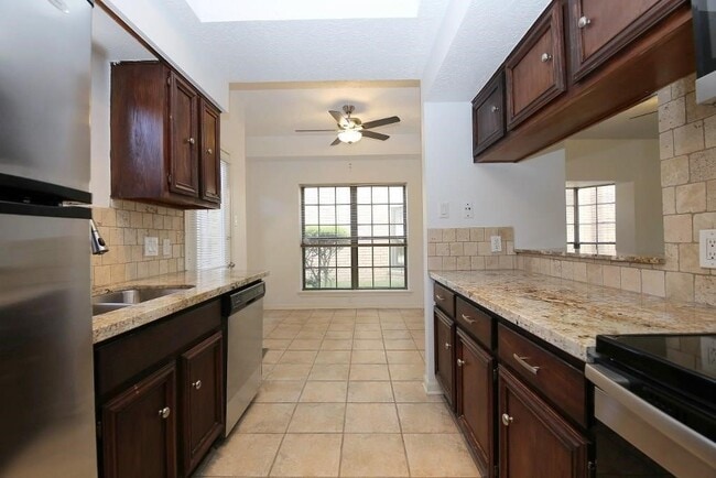 Building Photo - 800 Country Pl Dr