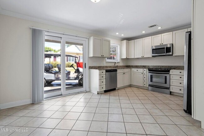 Foto del edificio - Charming Downtown Ocean Springs 3-Bedroom ...