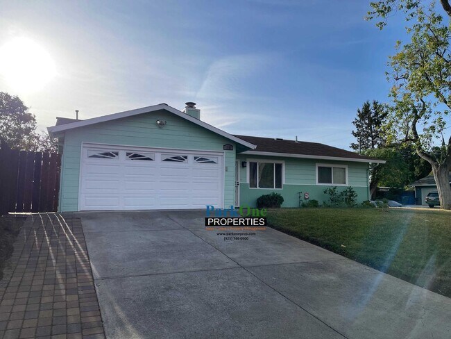 Foto del edificio - Nice Concord Home with a Beautiful Large Y...