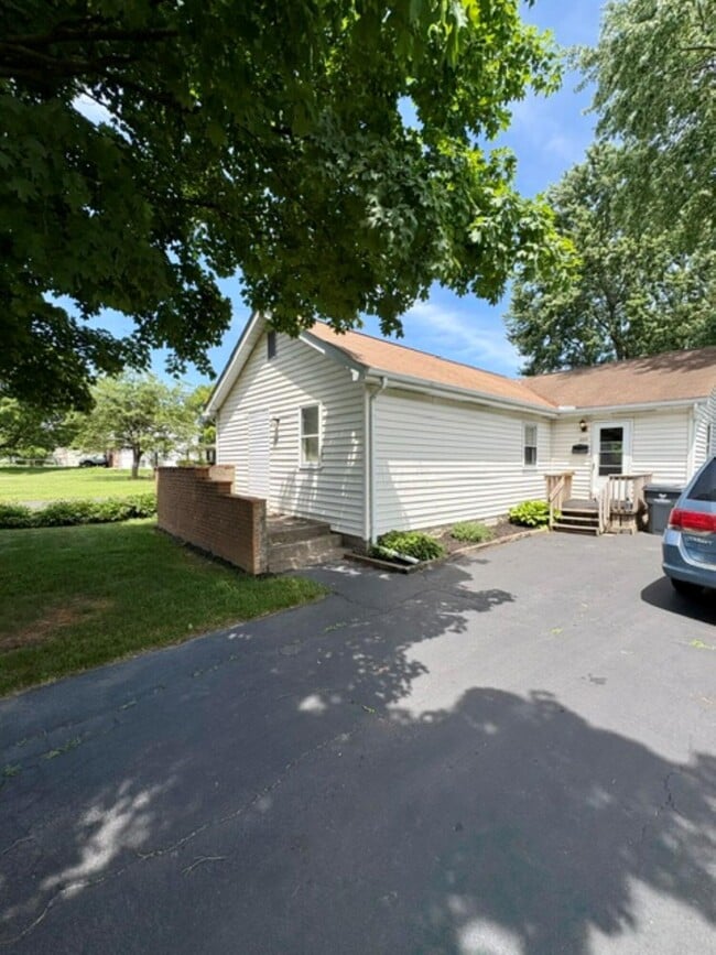 Building Photo - 526 Collingwood Ave