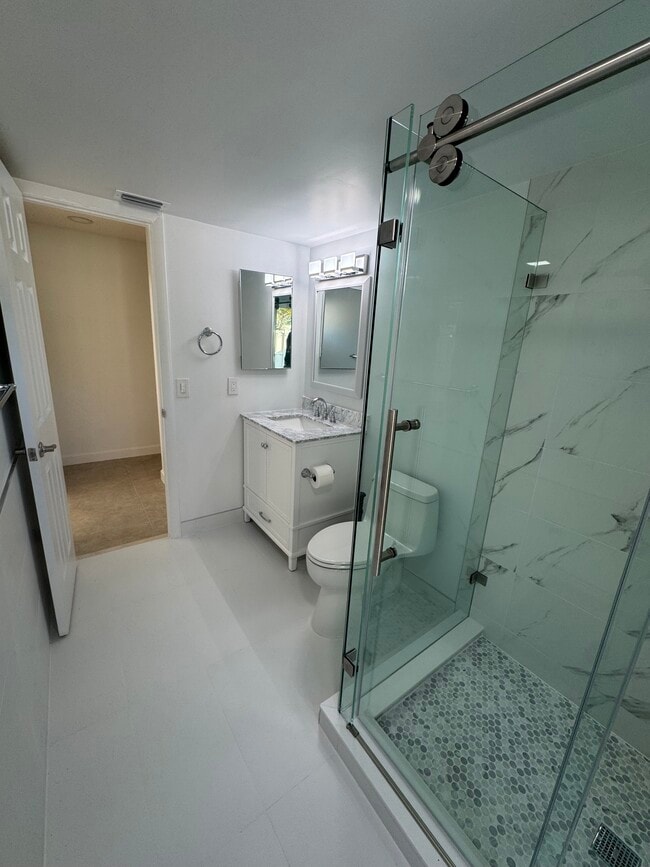 fully renovated bathroom - 5604 Eagle Lake Dr