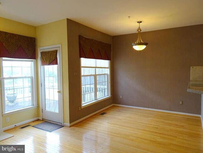 Foto del edificio - 213 Silverbell Ct