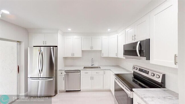 Building Photo - 6613 Via Regina