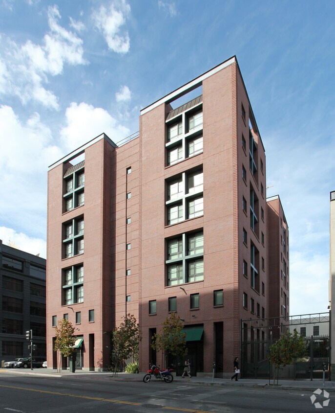 Foto del edificio - Broadway Family Apartments