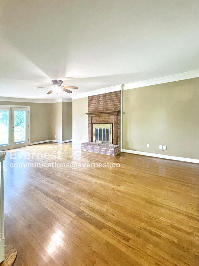 Foto del edificio - 703 Shady Glen Ct