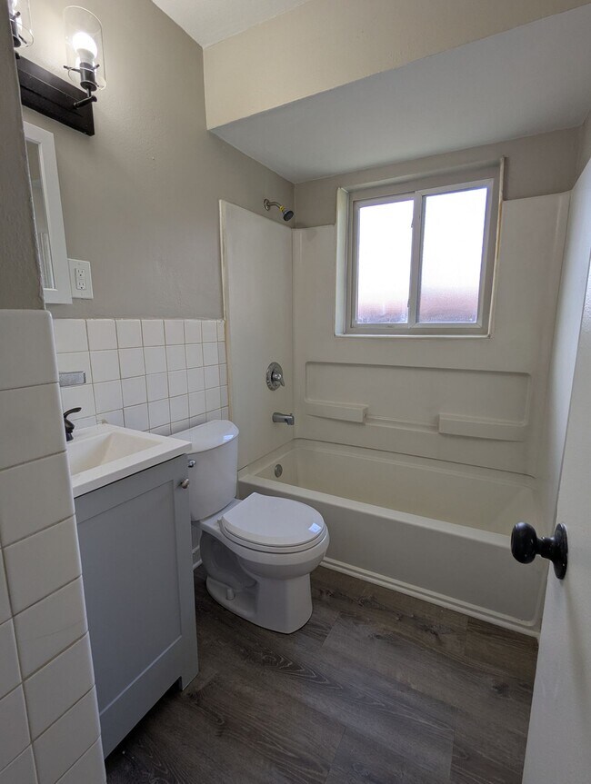 Foto del edificio - Beautiful, Fully Renovated 2 Bedroom in No...