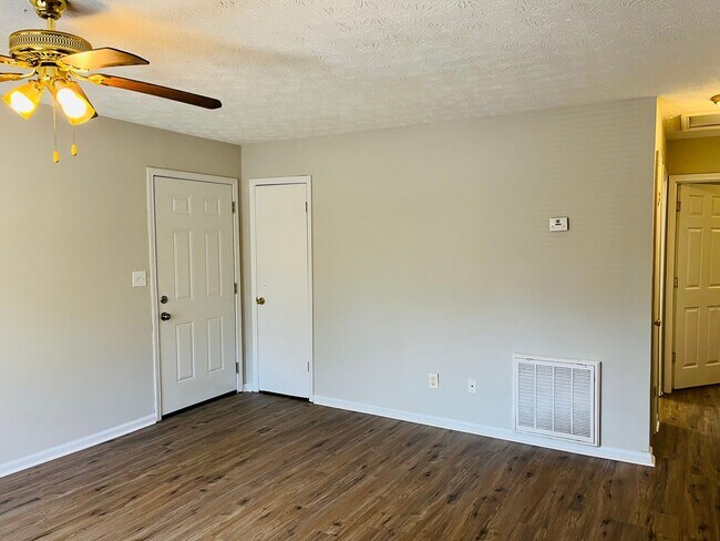 Building Photo - 7128 Greenway Cove SW