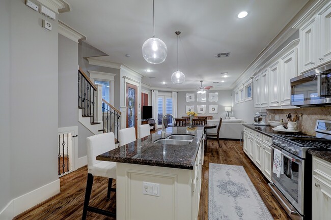 Foto del edificio - 1126 W 17th St