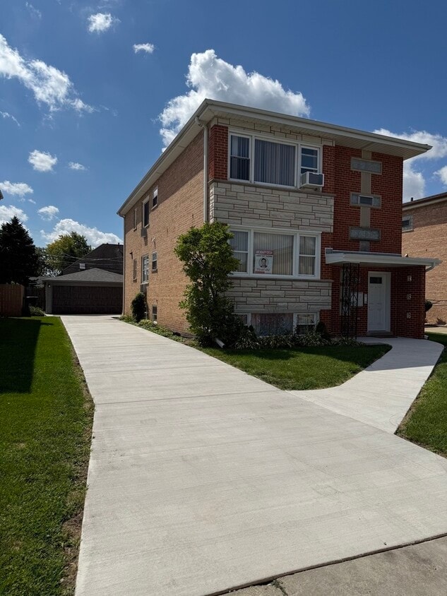 Primary Photo - 8315 W Berwyn Ave