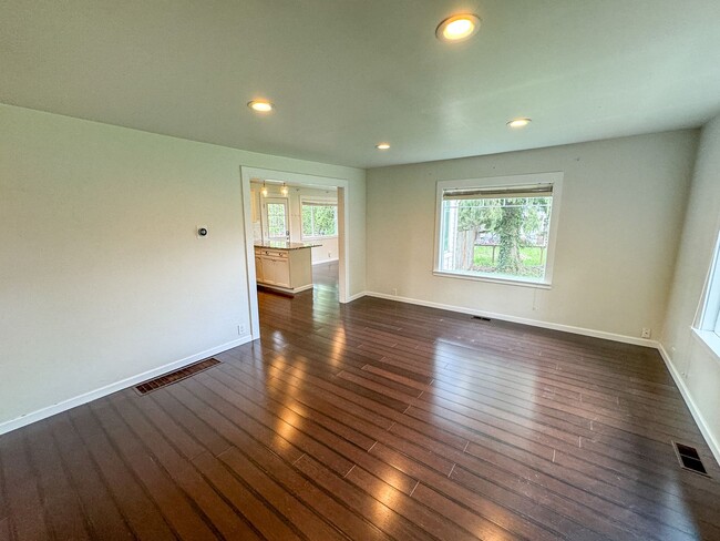 Building Photo - Elegant Home in Tigard, Spacious Shop, Lar...