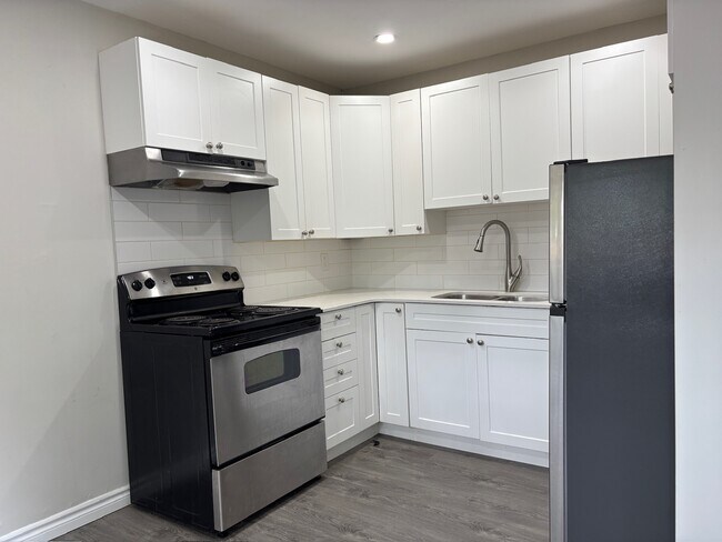 Photo du bâtiment - Updated 2 Bedroom 1 Bathroom Townhome in Corunna, ON !!!