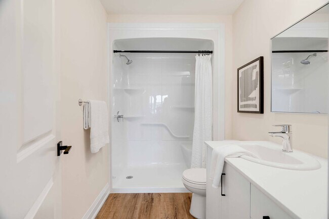 Building Photo - Executive Townhomes 2 Bed + Den