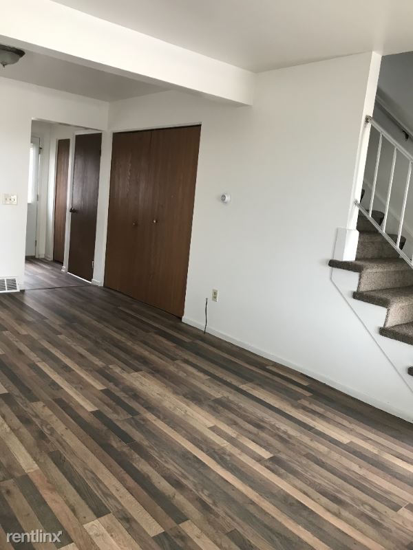 Building Photo - 3 br, 1 bath Townhome - 1200 N. Hemlock Rd