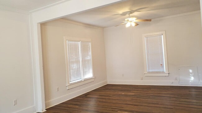 Building Photo - 1402 E Maple Ave