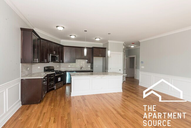 Building Photo - 520 N Western Ave