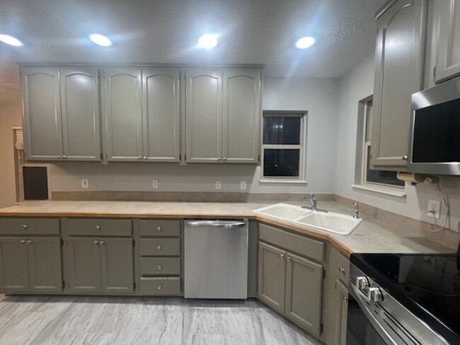 Building Photo - Spacious Living!!!