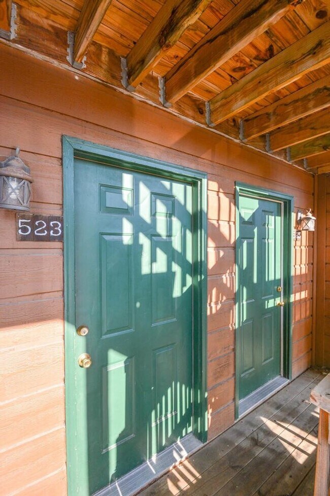 Building Photo - 523 E Smith Ave