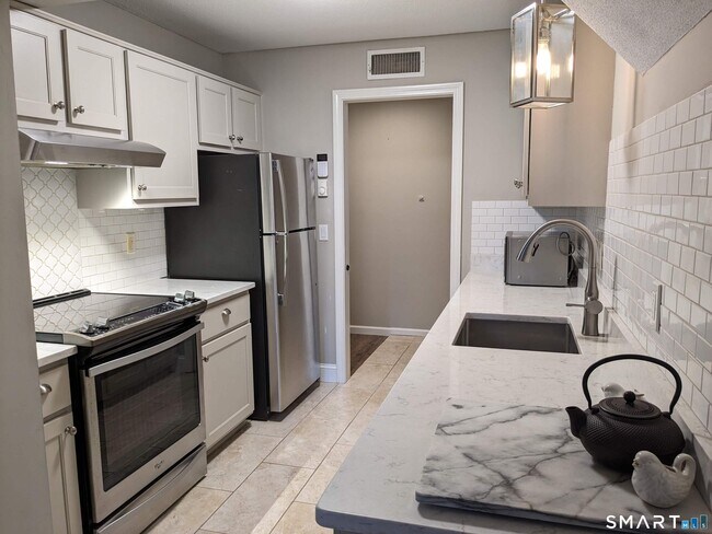 Foto del edificio - 44 Great Meadow Ln