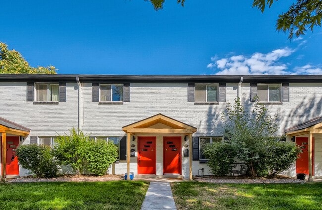 Building Photo - Modernistic Sunnyside Townhome Available M...