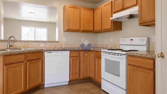Foto del edificio - Large 4 Bedroom Home with Garden space, Basketball Court, Close to park!