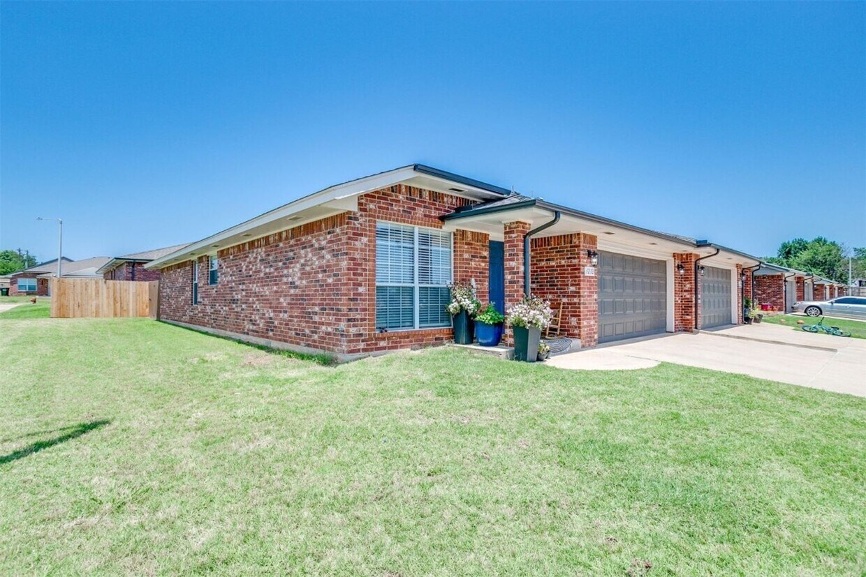 Primary Photo - Beautiful 3 Bedroom in Norman