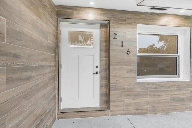 Foto del edificio - 216 NE 160th St