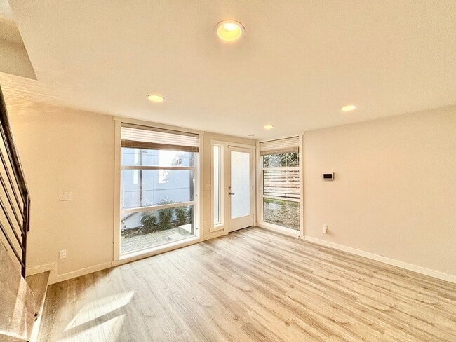 Building Photo - bright and cozy 2b2b townhouse