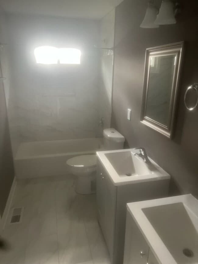 Building Photo - Modern 5 bedroom 2 bath home
