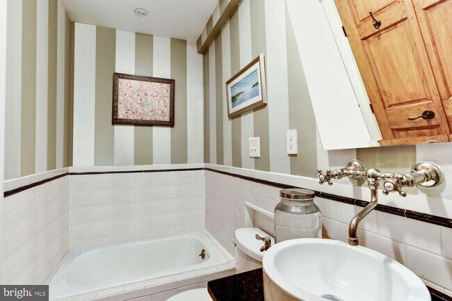 Foto del edificio - 2643 Woodley Pl NW