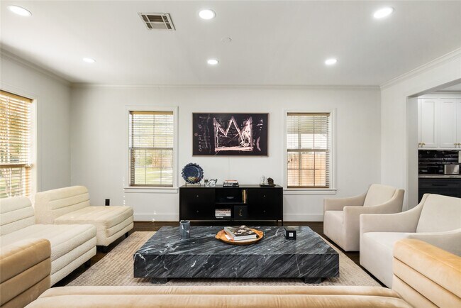Building Photo - 516 W 30th St