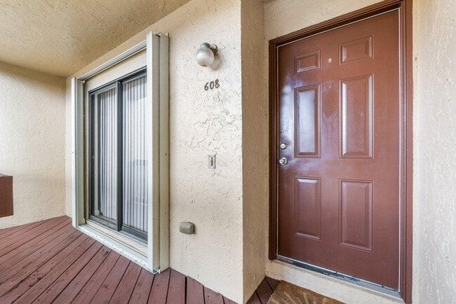 Building Photo - 608 Lakeview Dr E