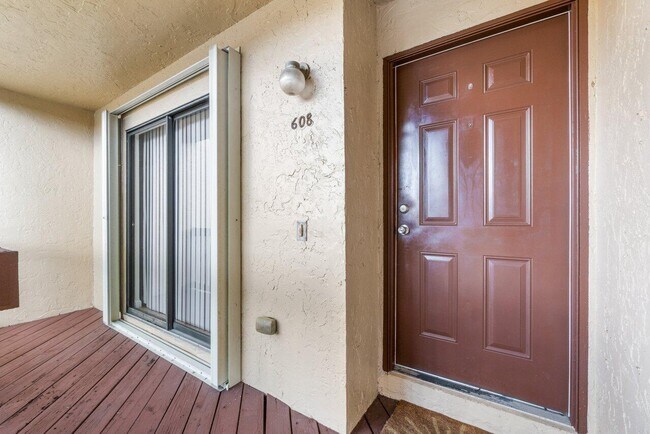 Building Photo - 608 Lakeview Dr E