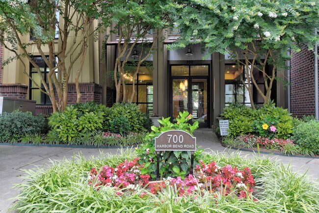 Foto del edificio - 700 Harbor Bend Rd