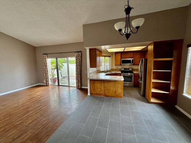 Building Photo - Single Story Condo end unit