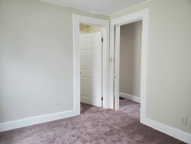Building Photo - Ginormous 6 Bed Single family home with all Appliances Near Lake Michigan!
