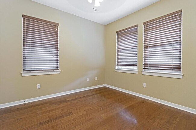 Building Photo - 259 Westbury Ln