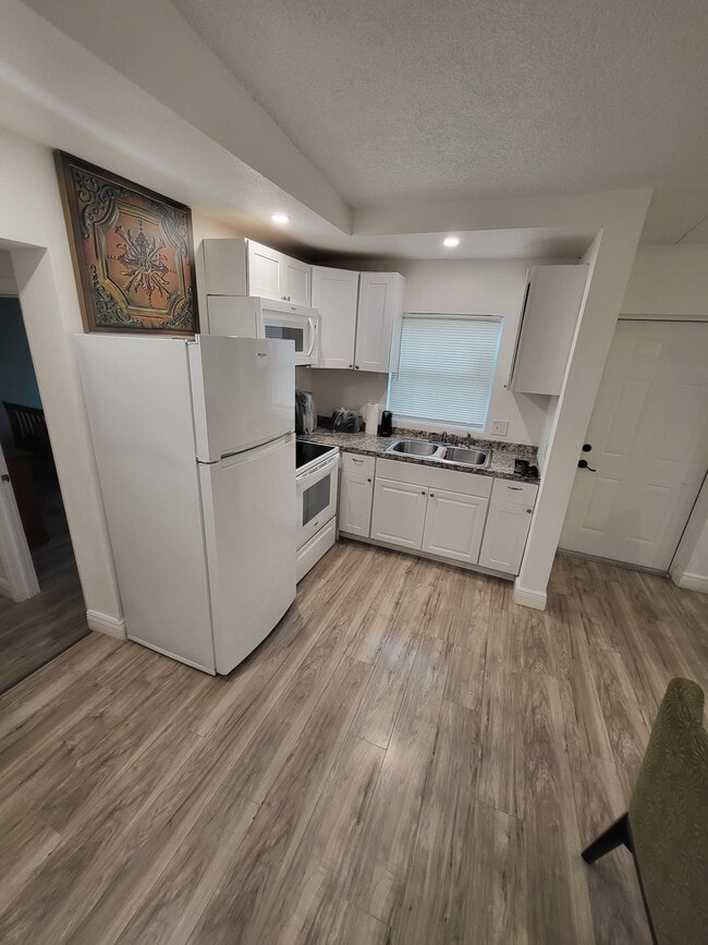 Building Photo - 802 Ferndell Rd