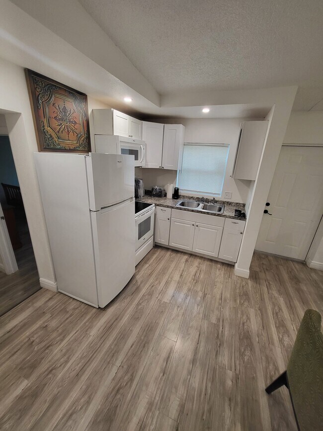 Foto del edificio - 802 Ferndell Rd