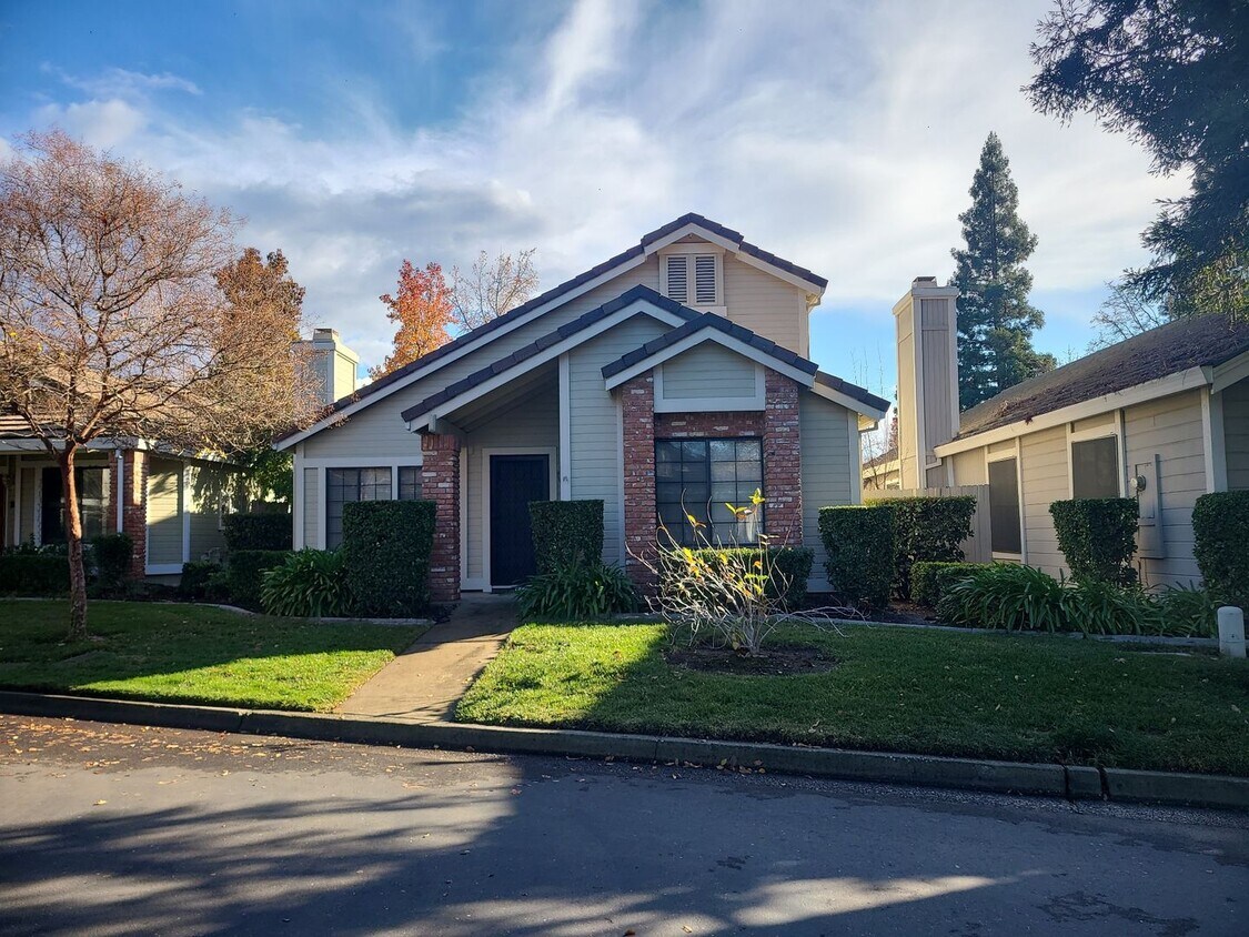 Foto principal - COMING SOON: Updated 3 Bed, 2.5 Bath - Gat...