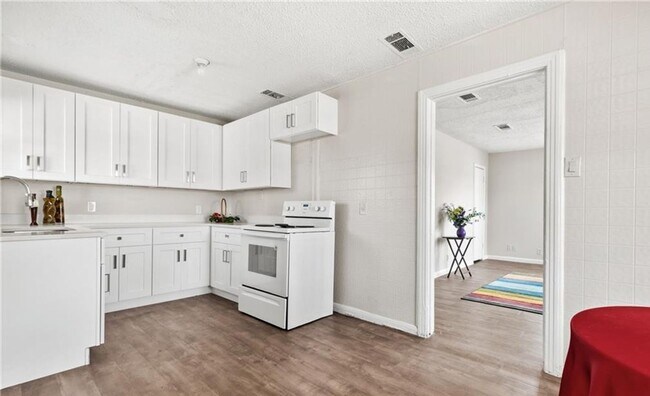 Building Photo - Updated 4-bedroom 2-bathroom home!  Housin...