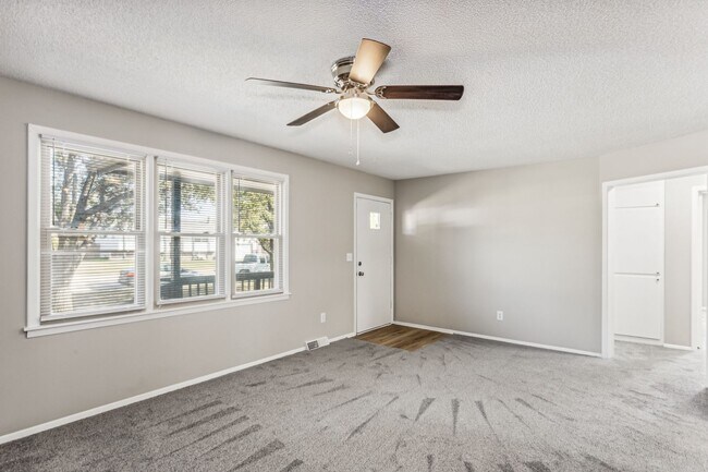 Foto del edificio - Spacious 3-Bedroom Home for Rent with Basement and Garage!