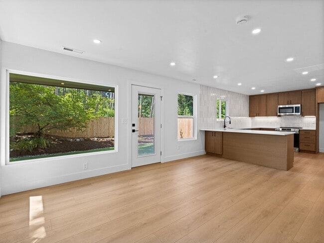 Building Photo - Light-Filled, Fully Remodeled 2?Bed / 1?Ba...