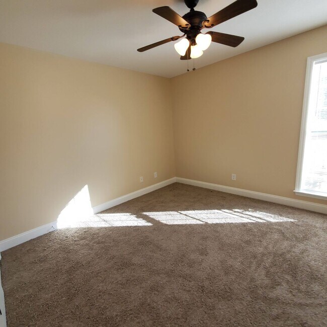 Building Photo - Charming 3/2 Home with Shiplap Dining, Tre...