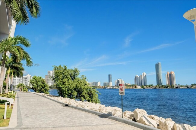 Foto del edificio - 5500 Island Estates Dr