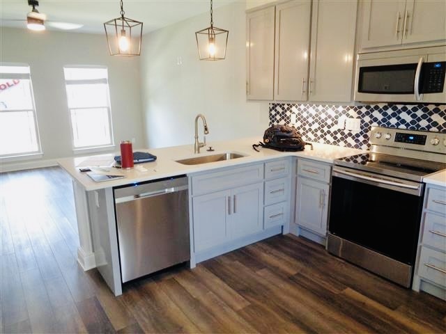 Kitchen facing living area - 555 Gresham Ln