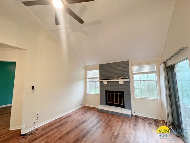 Building Photo - Centrally located and renovated Fort Walto...