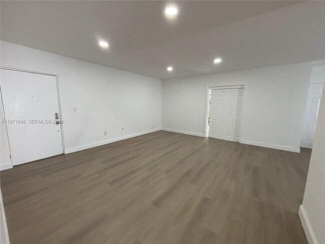 Foto del edificio - 6245 Old Court Rd